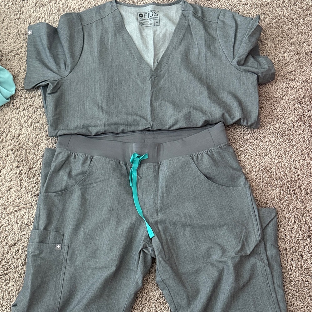 Figs Charcoal Scrub Set with Aqua Accent